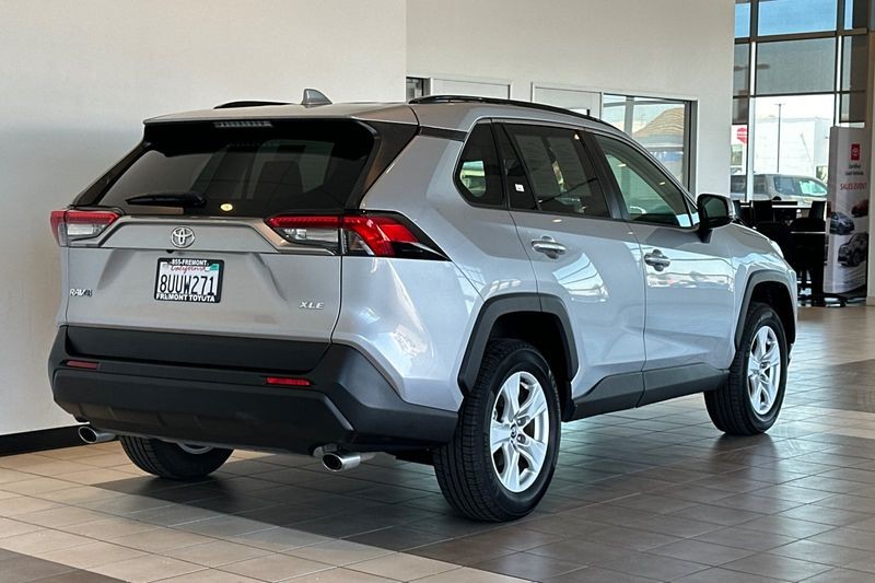 Toyota RAV4 Vehicle Full-screen Gallery Image 04