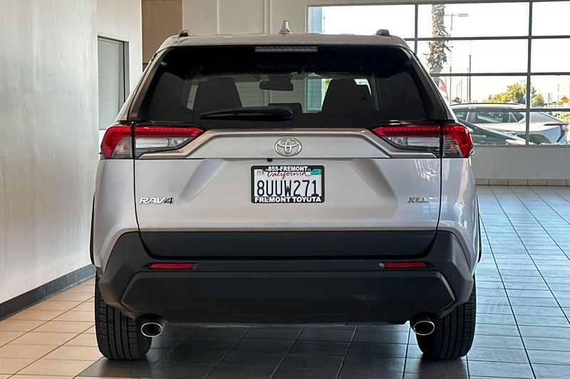 Toyota RAV4 Vehicle Full-screen Gallery Image 05
