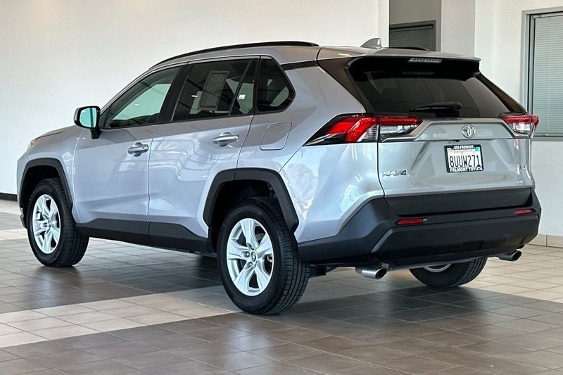 Toyota RAV4 Vehicle Full-screen Gallery Image 06
