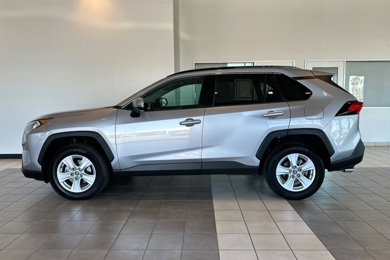 Toyota RAV4 Vehicle Full-screen Gallery Image 07