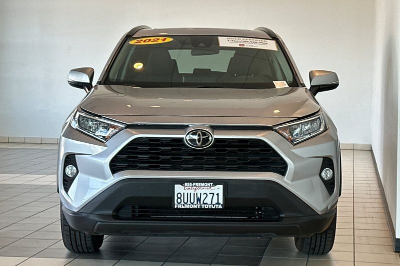 Toyota RAV4 Vehicle Full-screen Gallery Image 09
