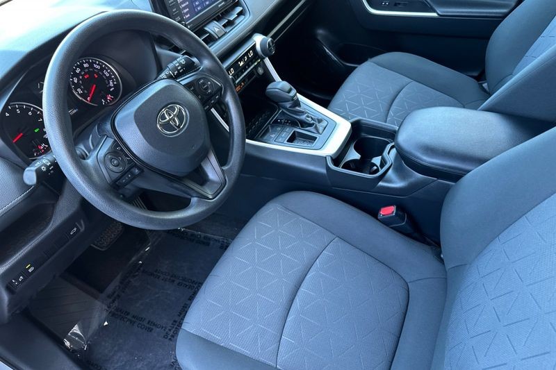 Toyota RAV4 Vehicle Full-screen Gallery Image 10