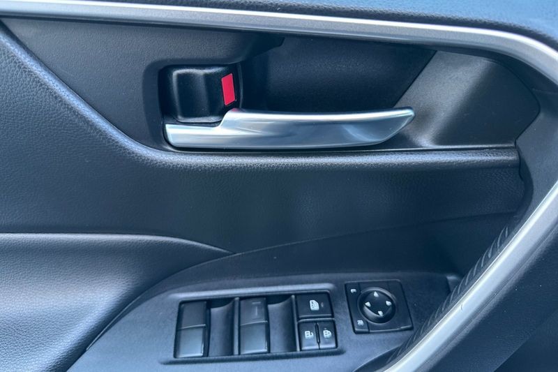 Toyota RAV4 Vehicle Full-screen Gallery Image 11