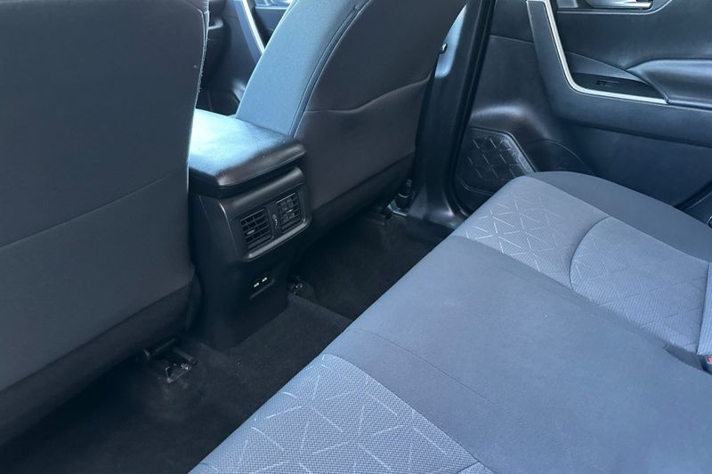 Toyota RAV4 Vehicle Full-screen Gallery Image 12