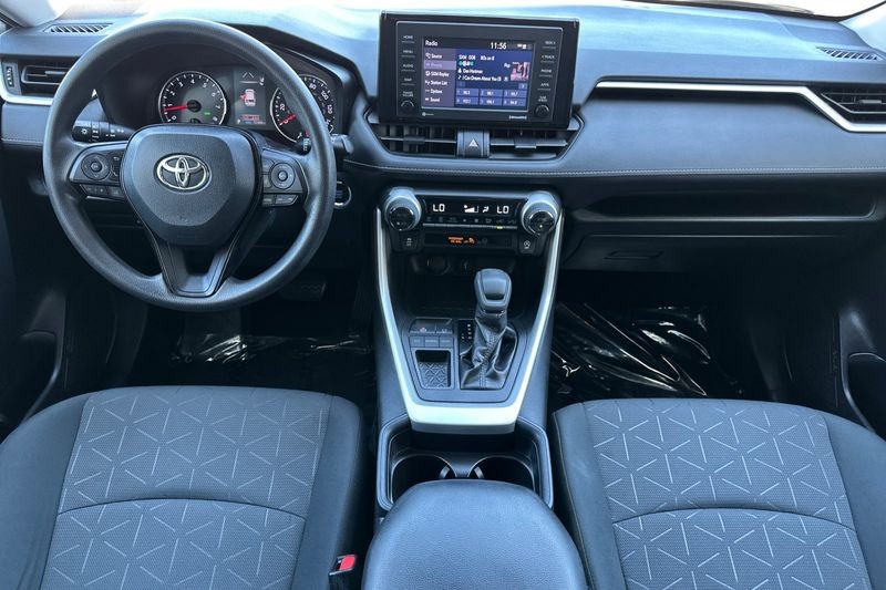 Toyota RAV4 Vehicle Full-screen Gallery Image 13