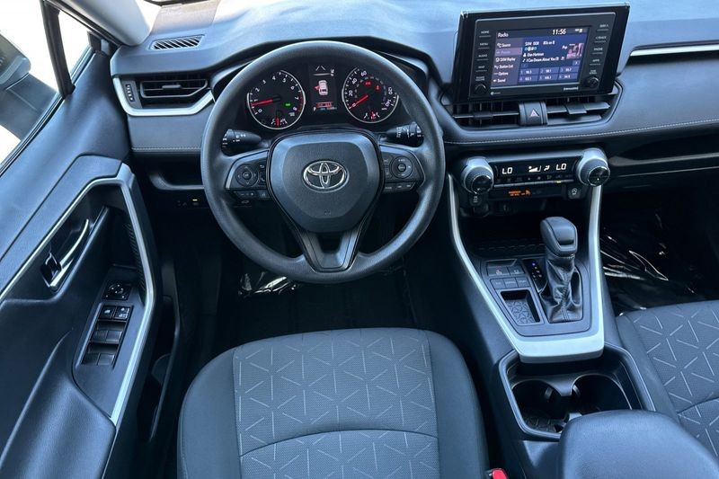 Toyota RAV4 Vehicle Full-screen Gallery Image 14