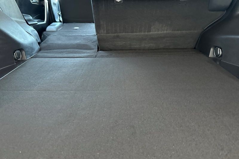 Toyota RAV4 Vehicle Full-screen Gallery Image 15