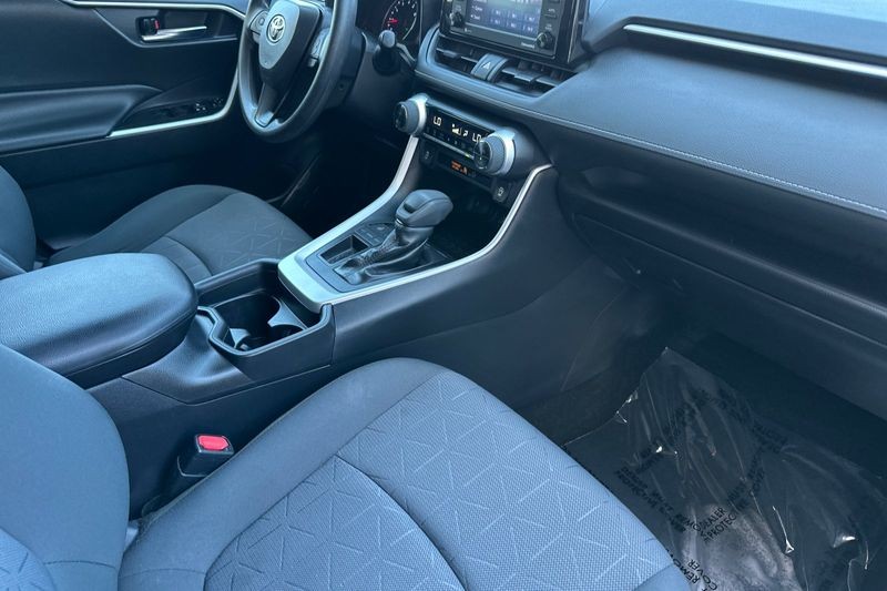 Toyota RAV4 Vehicle Full-screen Gallery Image 16