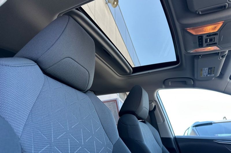 Toyota RAV4 Vehicle Full-screen Gallery Image 17