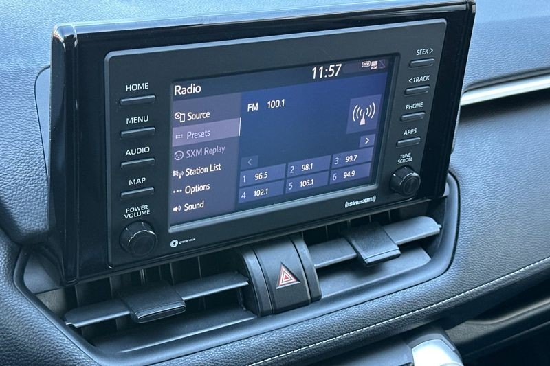 Toyota RAV4 Vehicle Full-screen Gallery Image 18