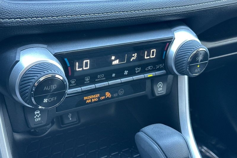 Toyota RAV4 Vehicle Full-screen Gallery Image 20