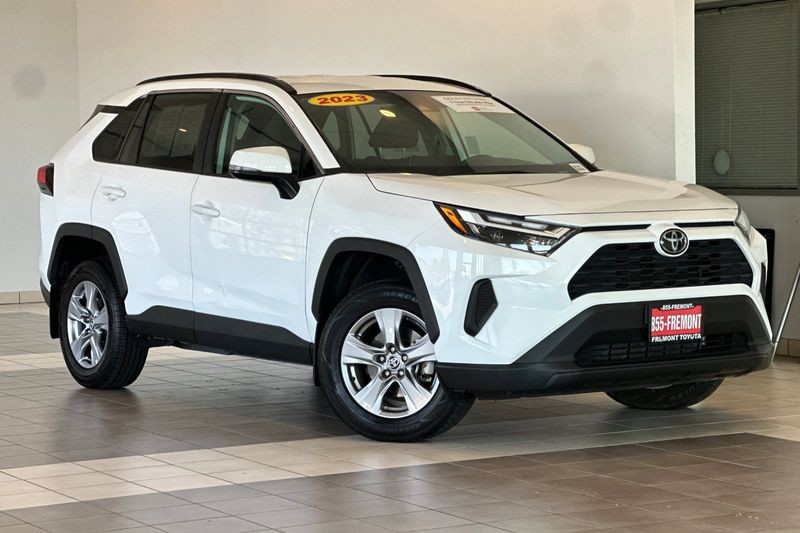 Toyota RAV4 Vehicle Full-screen Gallery Image 02