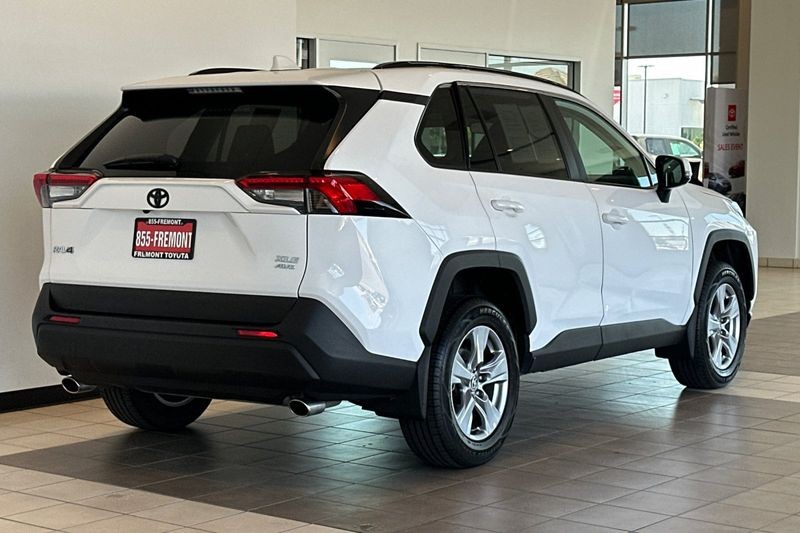 Toyota RAV4 Vehicle Full-screen Gallery Image 04