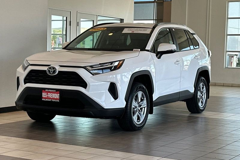 Toyota RAV4 Vehicle Full-screen Gallery Image 05