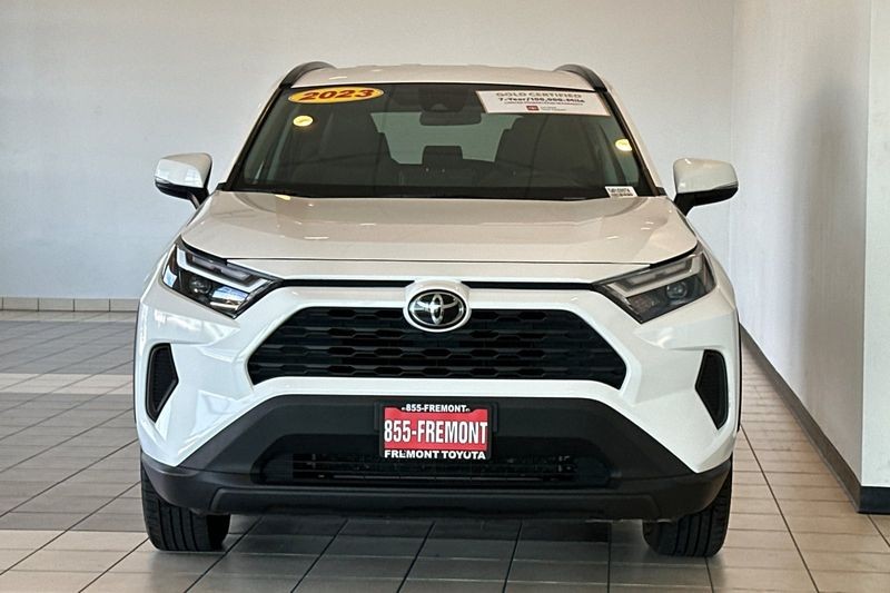Toyota RAV4 Vehicle Full-screen Gallery Image 06