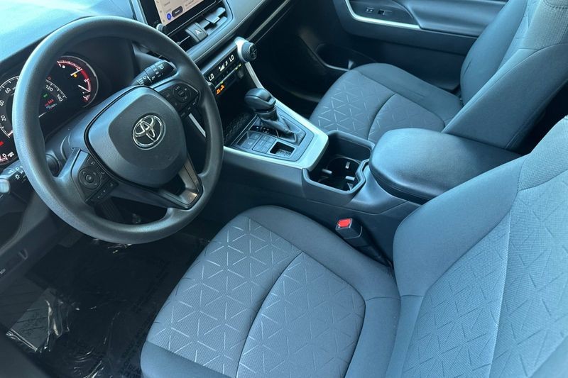 Toyota RAV4 Vehicle Full-screen Gallery Image 07