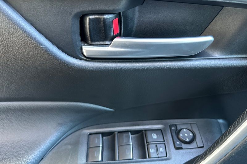 Toyota RAV4 Vehicle Full-screen Gallery Image 08