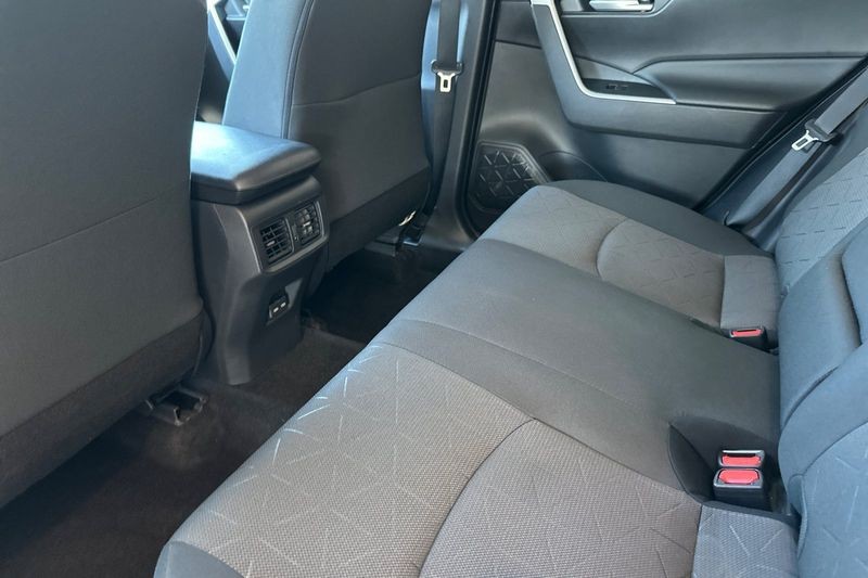 Toyota RAV4 Vehicle Full-screen Gallery Image 09