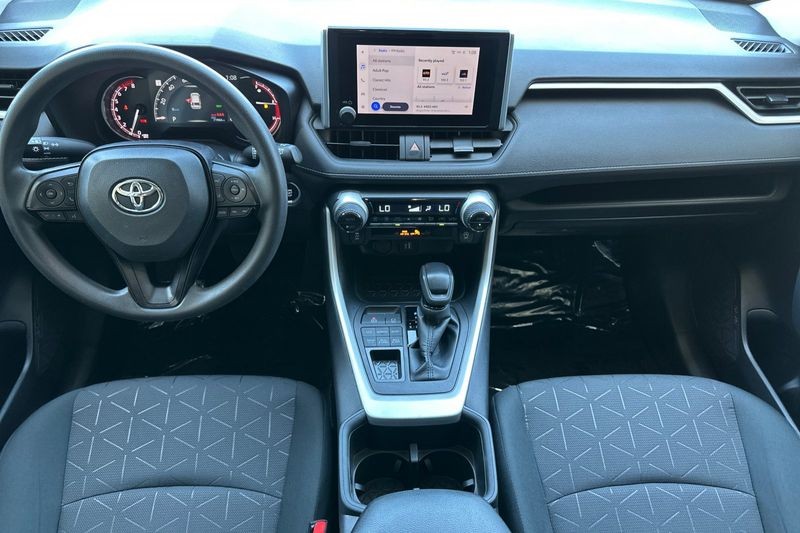 Toyota RAV4 Vehicle Full-screen Gallery Image 10