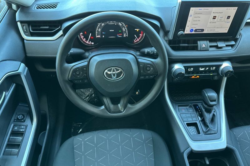 Toyota RAV4 Vehicle Full-screen Gallery Image 11