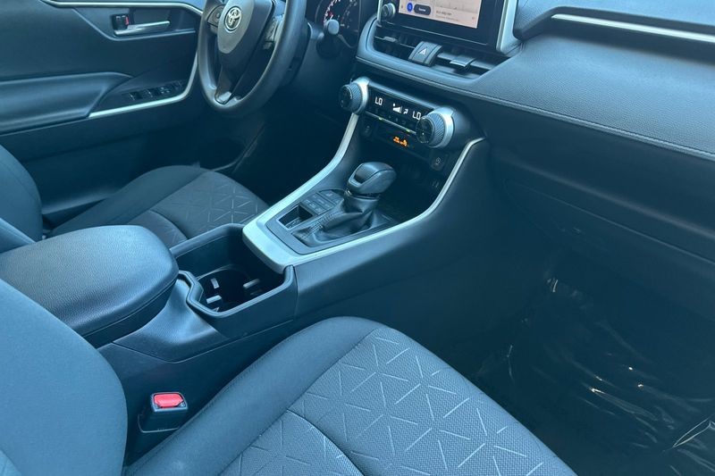 Toyota RAV4 Vehicle Full-screen Gallery Image 13
