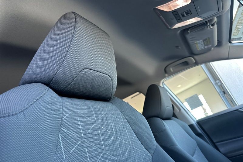 Toyota RAV4 Vehicle Full-screen Gallery Image 14
