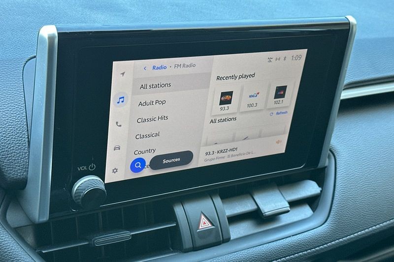 Toyota RAV4 Vehicle Full-screen Gallery Image 15