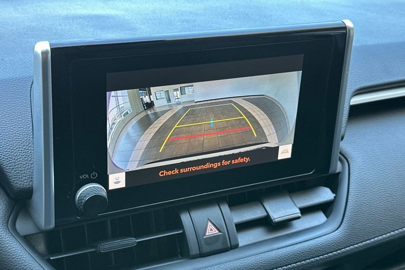 Toyota RAV4 Vehicle Full-screen Gallery Image 16