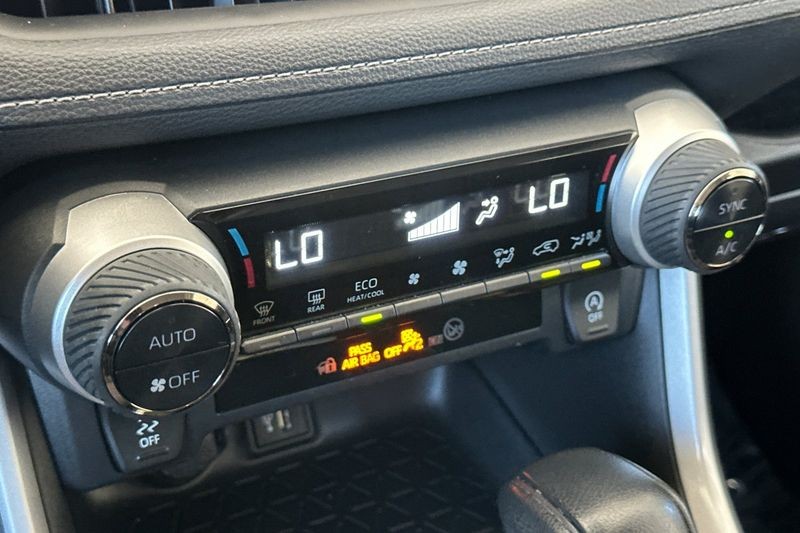 Toyota RAV4 Vehicle Full-screen Gallery Image 17
