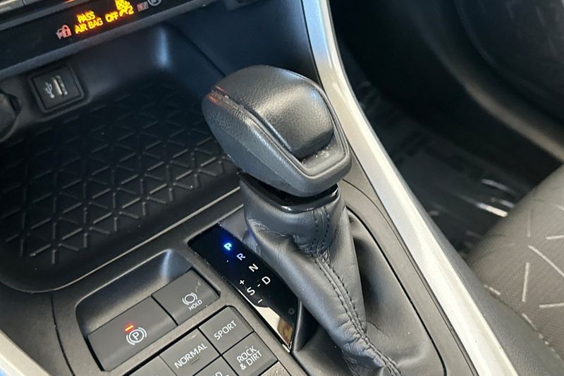 Toyota RAV4 Vehicle Full-screen Gallery Image 18