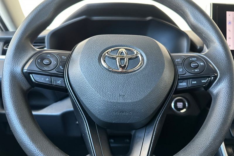 Toyota RAV4 Vehicle Full-screen Gallery Image 20