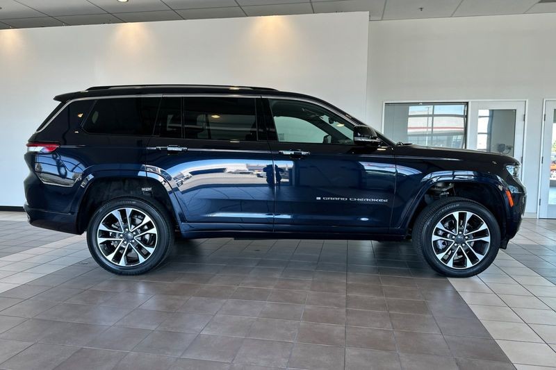 Jeep Grand Cherokee L Vehicle Full-screen Gallery Image 03