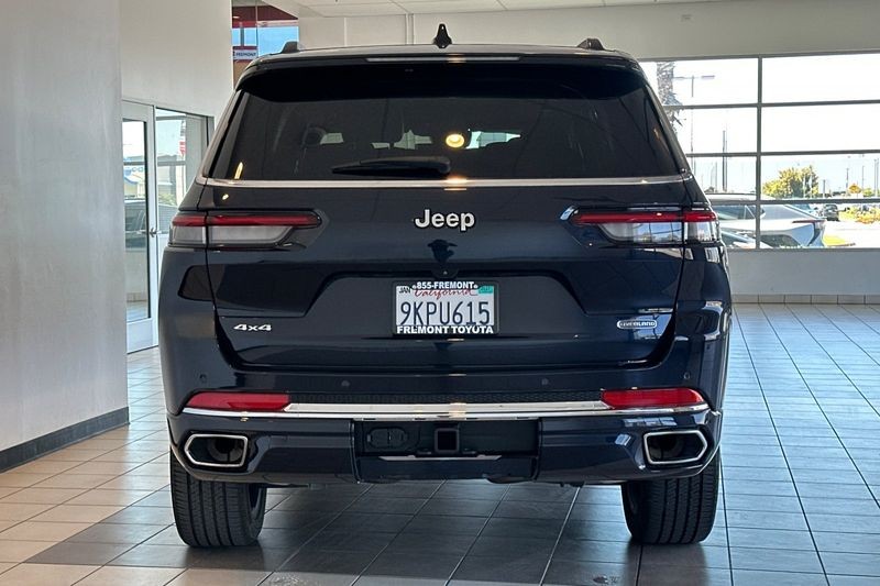Jeep Grand Cherokee L Vehicle Full-screen Gallery Image 05