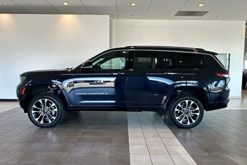 Jeep Grand Cherokee L Vehicle Full-screen Gallery Image 07