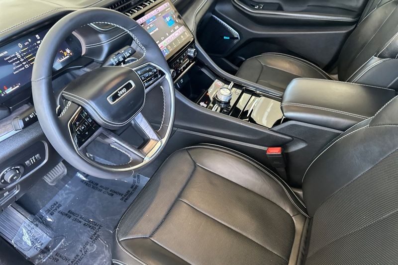 Jeep Grand Cherokee L Vehicle Full-screen Gallery Image 10