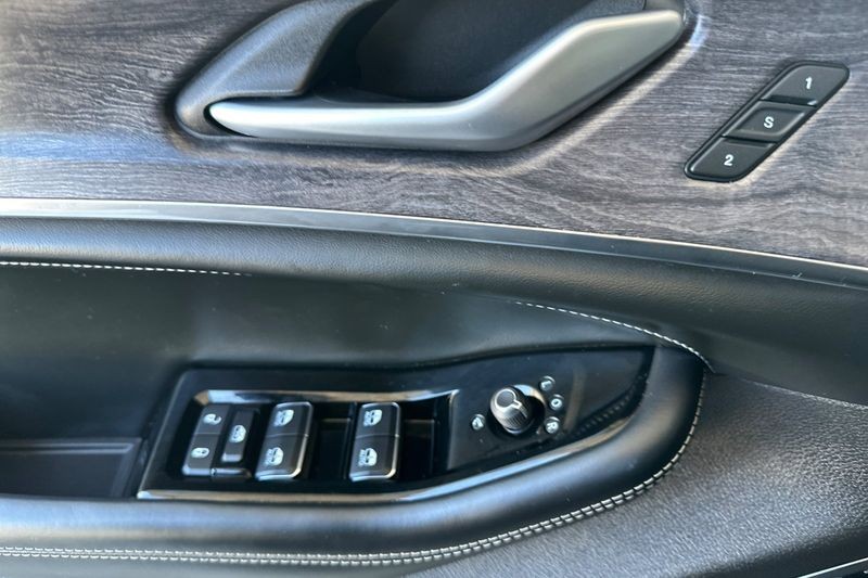 Jeep Grand Cherokee L Vehicle Full-screen Gallery Image 11