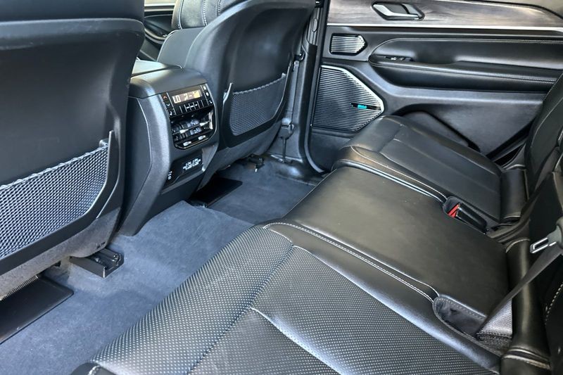 Jeep Grand Cherokee L Vehicle Full-screen Gallery Image 12