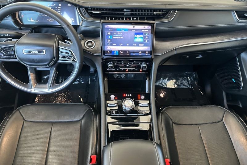 Jeep Grand Cherokee L Vehicle Full-screen Gallery Image 13
