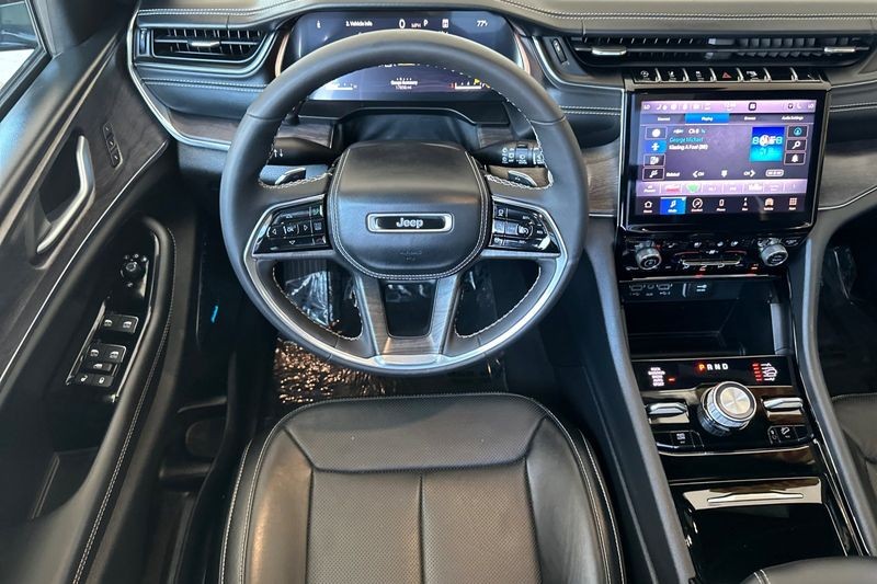 Jeep Grand Cherokee L Vehicle Full-screen Gallery Image 14