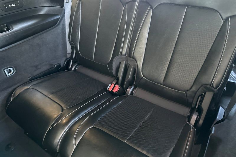 Jeep Grand Cherokee L Vehicle Full-screen Gallery Image 15