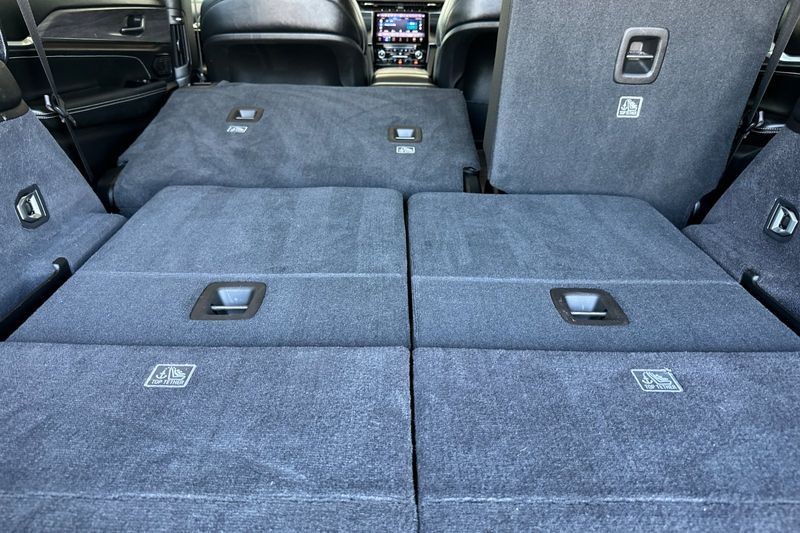 Jeep Grand Cherokee L Vehicle Full-screen Gallery Image 16