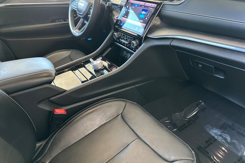 Jeep Grand Cherokee L Vehicle Full-screen Gallery Image 17