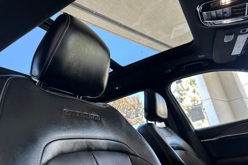 Jeep Grand Cherokee L Vehicle Full-screen Gallery Image 18