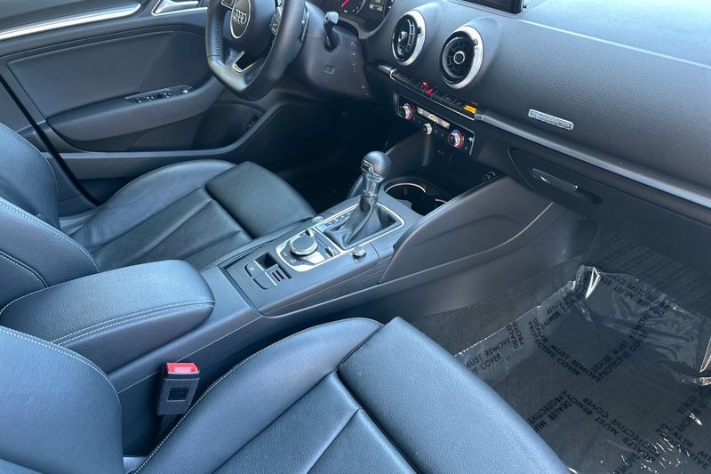 Audi A3 Sedan Vehicle Full-screen Gallery Image 15