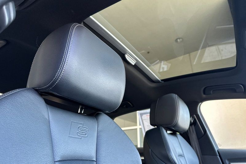 Audi A3 Sedan Vehicle Full-screen Gallery Image 16