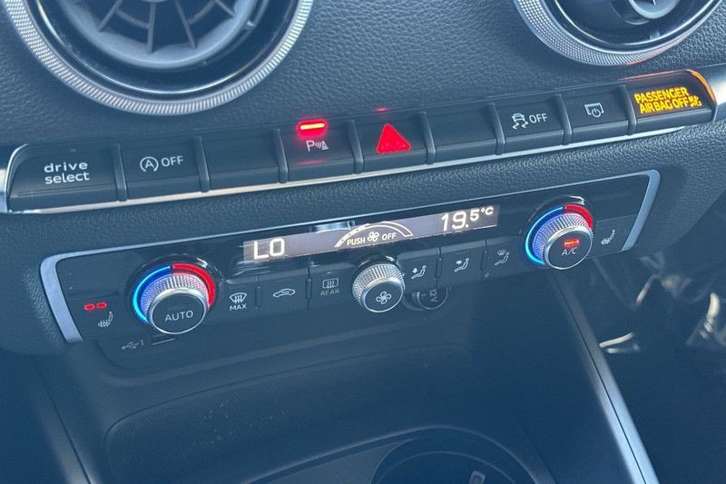 Audi A3 Sedan Vehicle Full-screen Gallery Image 19