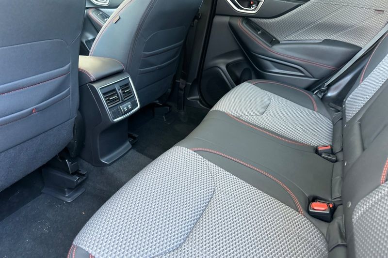 Subaru Forester Vehicle Full-screen Gallery Image 11