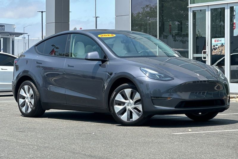 Tesla Model Y Vehicle Full-screen Gallery Image 02