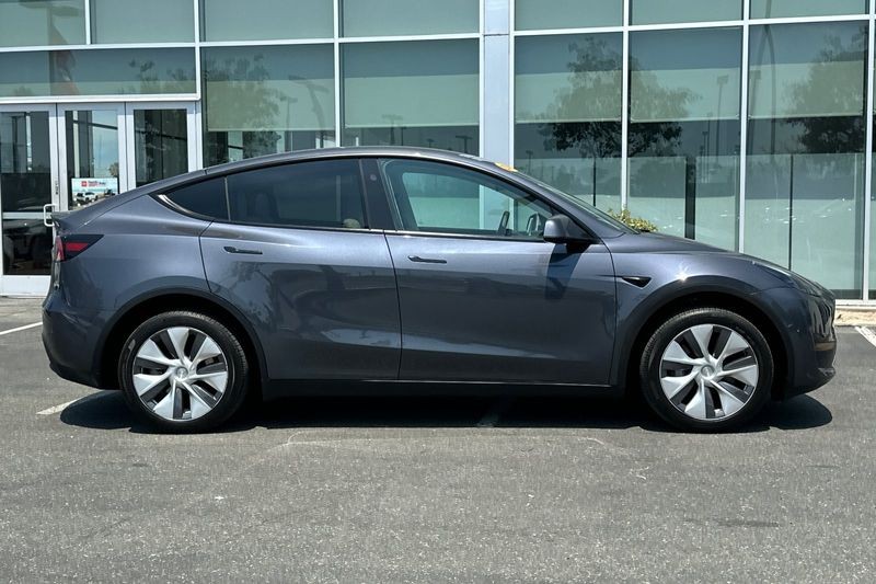 Tesla Model Y Vehicle Full-screen Gallery Image 03