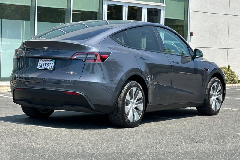 Tesla Model Y Vehicle Full-screen Gallery Image 04